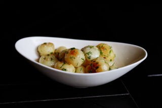 Молода картопля з маслом та кропом
